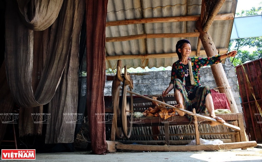 赫蒙族同胞观念里，亚麻布象征着人类与信仰世界之间的牢固关系。亚麻布将死者带回了他们的祖先，并转世投胎到下一世。图自越通社/《越南画报》