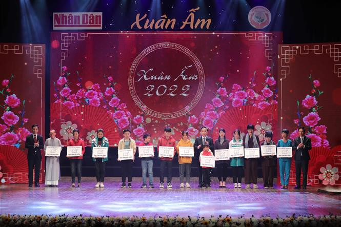  在‘2022年温暖春节’文艺表演活动上，组委会向贫困优秀学生颁发助学金。图自越通社