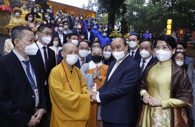 阮春福主席及夫人以及参加家乡之春活动的旅外侨胞在升龙皇城敬天殿上香。图自越通社