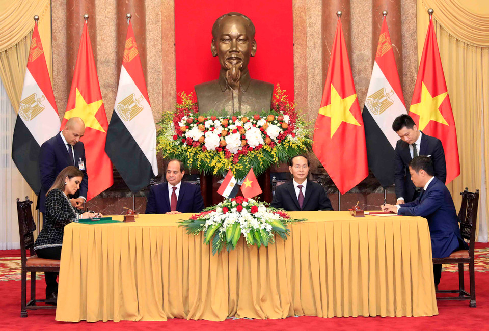  越南国家主席陈大光和埃及总统阿卜杜勒-法塔赫•塞西出席双方合作文件签字仪式。（图片来源：越通社）