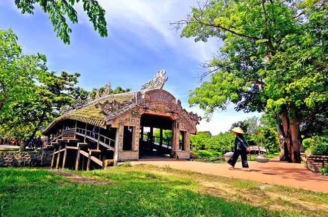 母亲赶集。（图片来源：人民报）