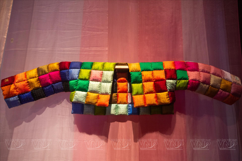 服装设计师郑碧水将不同色彩的各小块丝绸拼接在一起，看起来像一朵朵漂浮和云。图自越通社