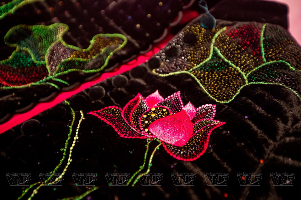 服装设计师还采用莲花等不同图案，为简单的棉衣增添色彩。图自越通社