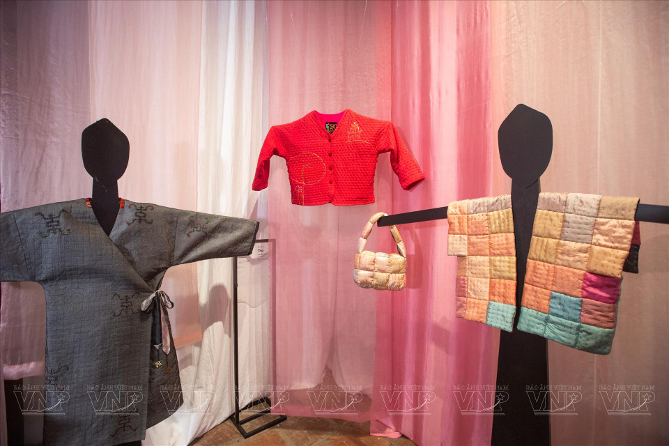 采用丝绸和欧根纱面料制成的绗缝棉衣展现复古风格。图自越通社