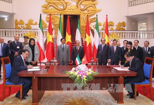 两位领导人见证越南与科威特文化与艺术合作协议和体育合作备忘录等的两项合作文件签字仪式。