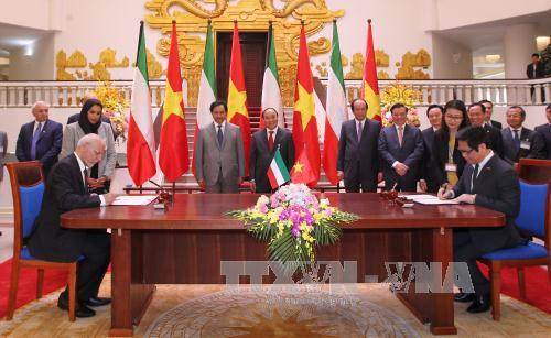 两位领导人见证越南工商会与科威特工商会的合作协议签字仪式。