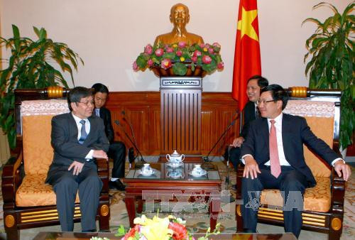  越南政府副总理兼外交部长范平明（右）会见赴越共同主持第5次越南-柬埔寨外交部副部长级政治磋商的柬埔寨外交与国际合作部国务秘书Ung Sean。