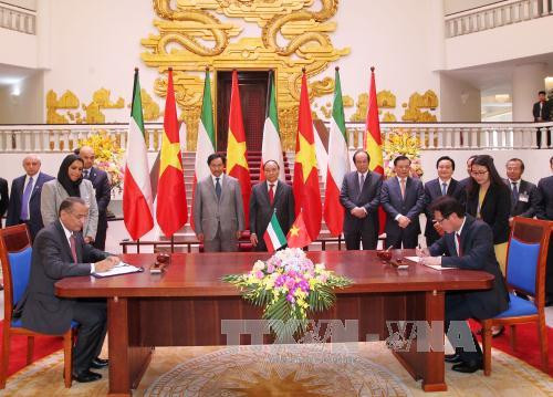 两位领导人见证科威特国家石油公司与越南国家石油公司的合作协议签字仪式。