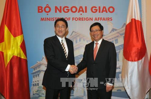  应越南政府副总理兼外交部长范平明（右）的邀请，日本外务大臣岸田文雄自5月5日至6日对越南进行正式访问。
