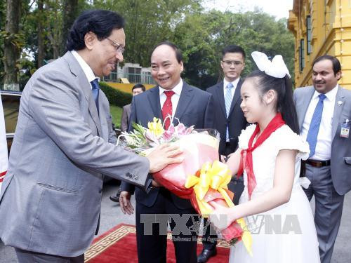  首都河内儿童向科威特首相谢赫赠送鲜花。