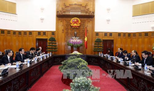  越南政府阮春福会见来访的日本外务大臣岸田文雄。