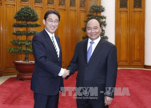  越南政府阮春福（右）会见来访的日本外务大臣岸田文雄。