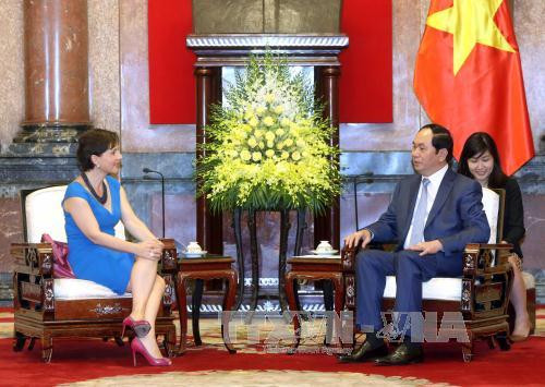 越南国家主席陈大光（右）会见意大利驻越南大使册茨丽阿 • 皮乔尼。