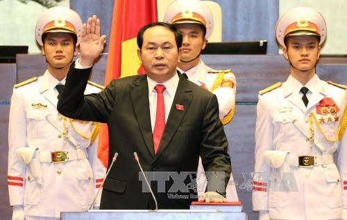 陈大光主席宣誓就职。