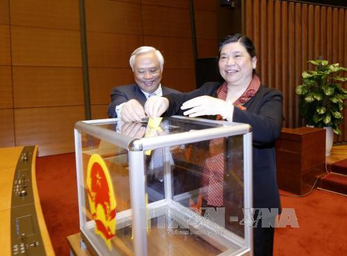 丛氏放、汪周刘等投票选举国家主席职务。