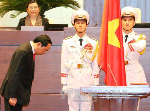 陈大光主席宣誓就职。