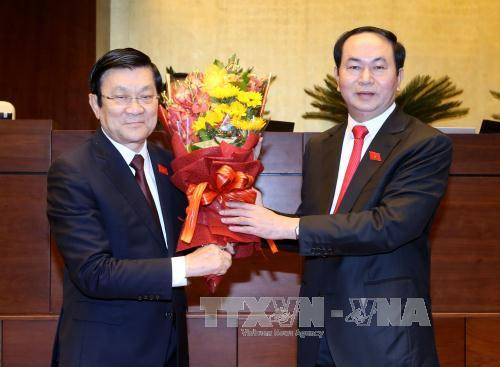 原越南国家主席张晋创向新任国家主席陈大光赠送鲜花表示祝贺。