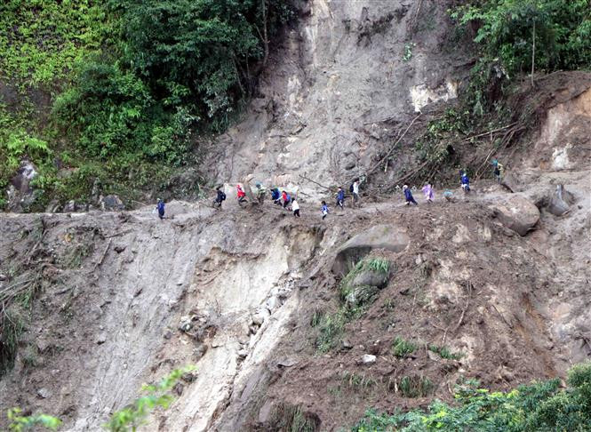 越南莱州省封土县多条路段发生严重山体滑坡，使群众出行面临困难。 越通社记者 贵中 摄