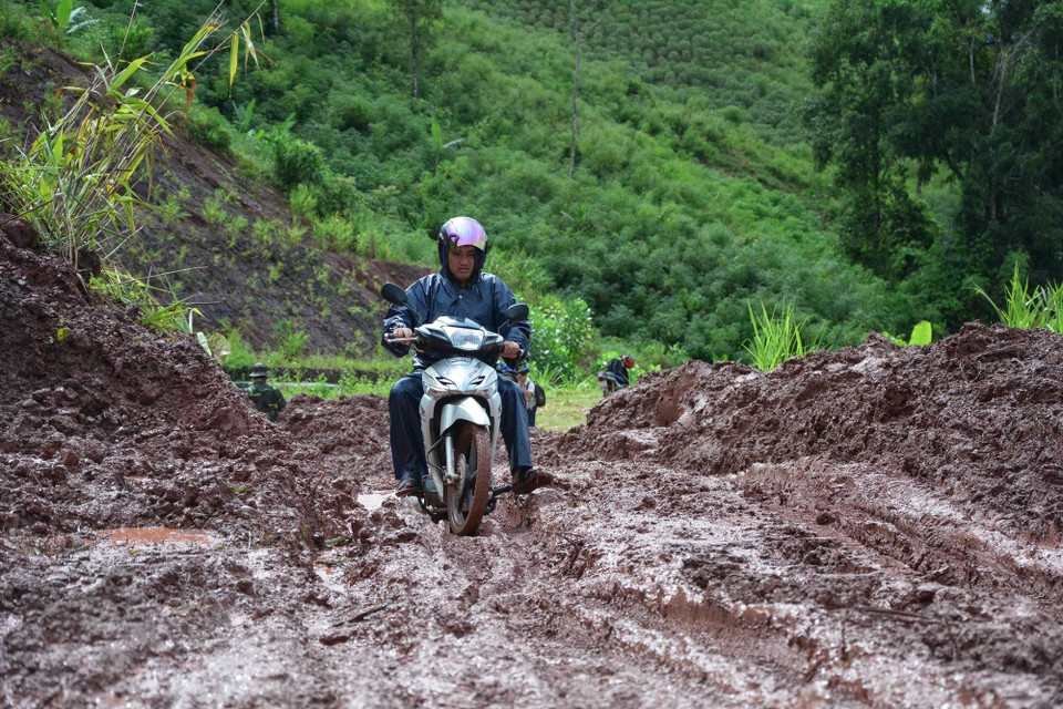 奠边省4H号公路发生山体滑坡使群众出行面临困难。 越通社记者 文勇 摄