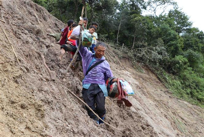 越南莱州省封土县多条路段发生严重山体滑坡，使群众出行面临困难 。越通社记者 贵中 摄