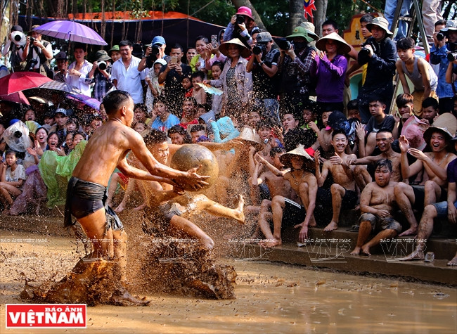 比赛在紧张激烈的氛围中进行，但队员从未受过重伤。村民认为，参赛队员一向得到三江圣的保佑。图自越通社