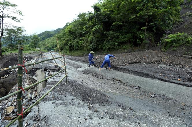 8月4日和5日奠边省也出现暴雨天气，12号公路多条路段发生山体滑坡致交通受阻。 越通社记者 俊英 摄