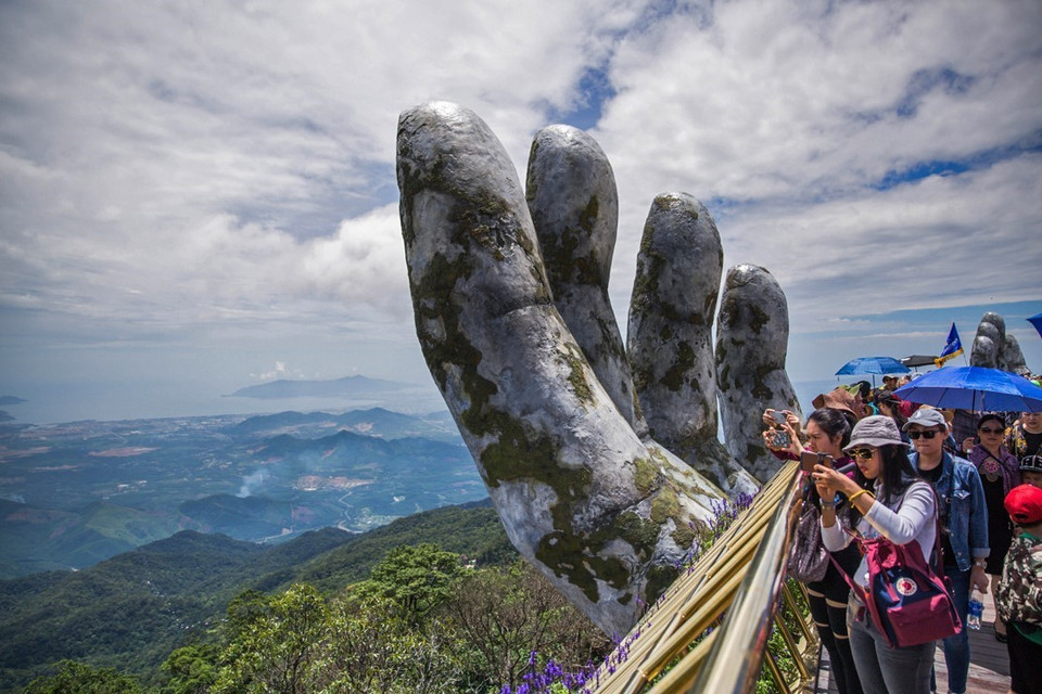 岘港高山上的“金桥”由两只“佛手”一左一右托起。（图片来源：越通社）