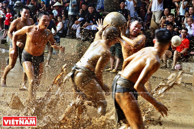 双方争夺泥球，并将泥球投入对方的泥坑，投入数量多为胜。图自越通社