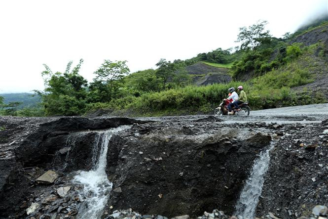 8月4日和5日奠边省也出现暴雨天气，12号公路多条路段发生山体滑坡致交通受阻。 越通社记者 俊英 摄