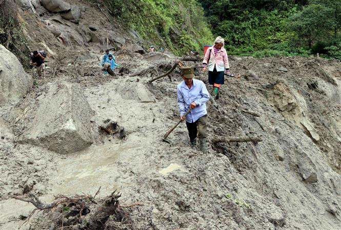 越南莱州省封土县多条路段发生严重山体滑坡，使群众出行面临困难。 越通社记者 贵中 摄