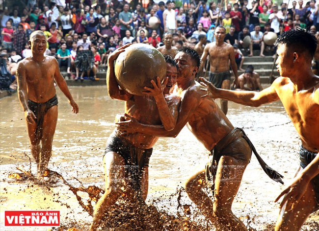 参赛队员共有16名，分为甲上和甲下两队。图自越通社