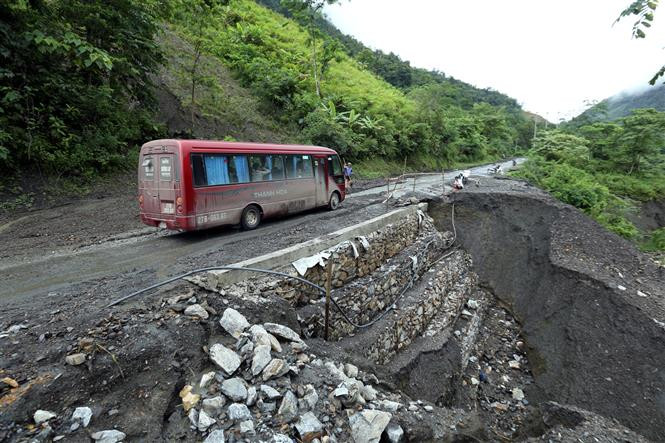 8月4日和5日奠边省也出现暴雨天气，12号公路多条路段发生山体滑坡致交通受阻。 越通社记者 俊英 摄