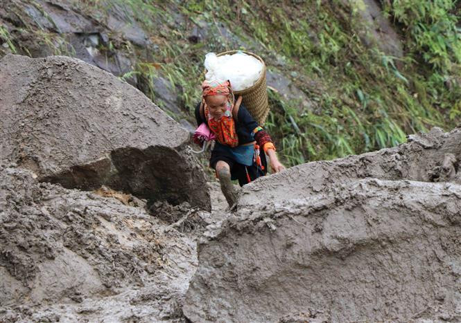 越南莱州省封土县多条路段发生严重山体滑坡，使群众出行面临困难 。越通社记者 贵中 摄