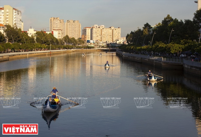胡志明市的河流旅游发展潜力巨大。图为游客乘坐龙船游览饶禄运河。图自越南画报