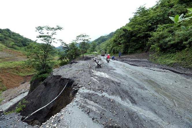 8月4日和5日奠边省也出现暴雨天气，12号公路多条路段发生山体滑坡致交通受阻。 越通社记者 俊英 摄