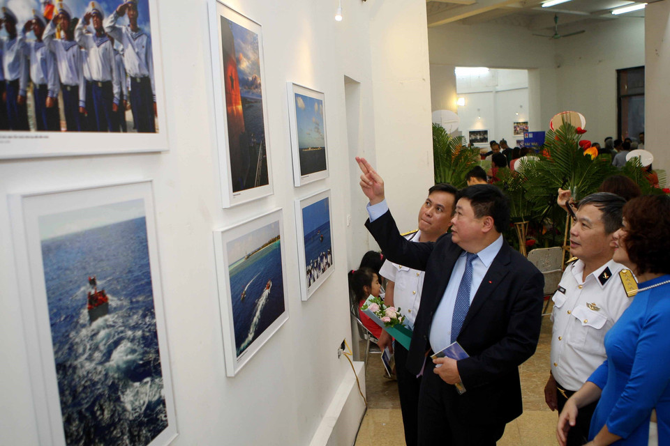 参观图片展的代表。越通社记者 青松 摄