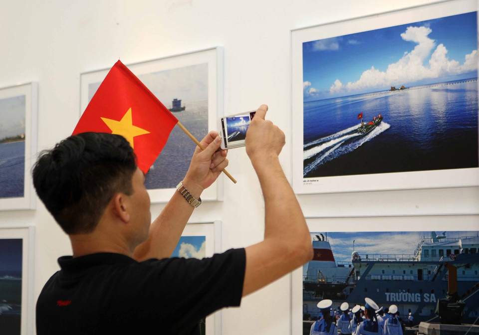 此次图片展吸引众多当地居民和游客的关注。越通社记者 青松 摄