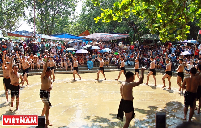 比赛前，参赛成员走一圈大声喊着，营造浓厚的氛围。图自越通社