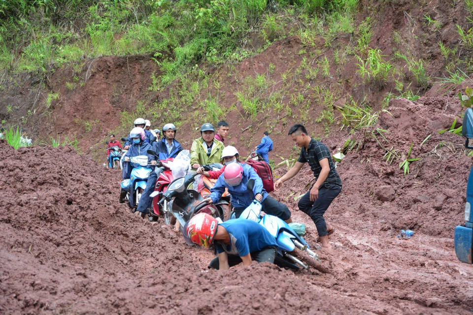 奠边省4H号公路发生山体滑坡致交通受阻。 越通社记者 文勇 摄