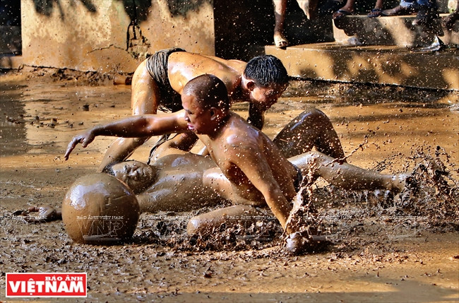 摔倒也从不让队员灰心。图自越通社