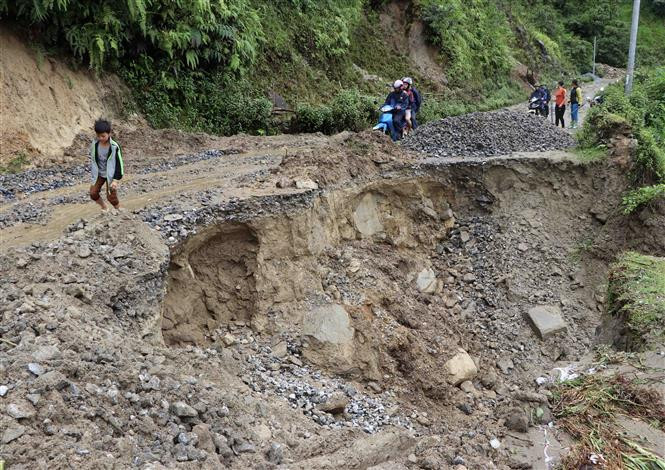 莱州省封土县多条路段发生山体滑坡 道路受到严重损失 。 越通社记者 贵中 摄