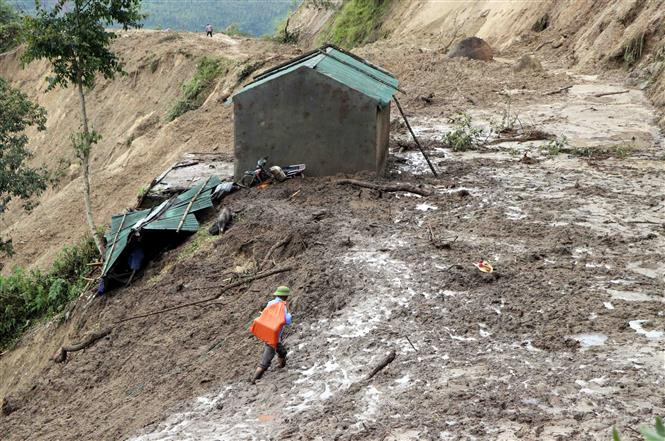 越南莱州省封土县多条路段发生严重山体滑坡，使群众出行面临困难。 越通社记者 贵中 摄