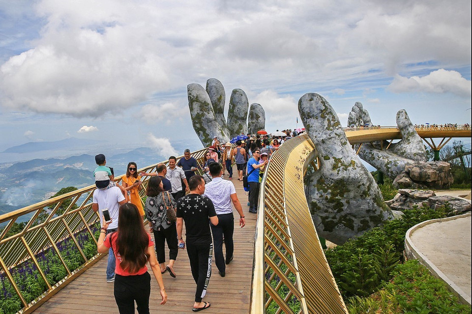 岘港高山上的“金桥”由两只“佛手”一左一右托起。（图片来源：越通社）