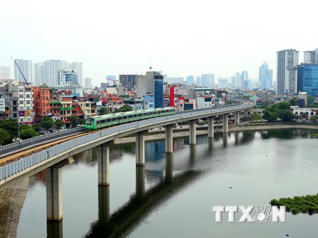 河内吉灵—河东线城铁经过皇球湖 越通社记者 辉雄 摄