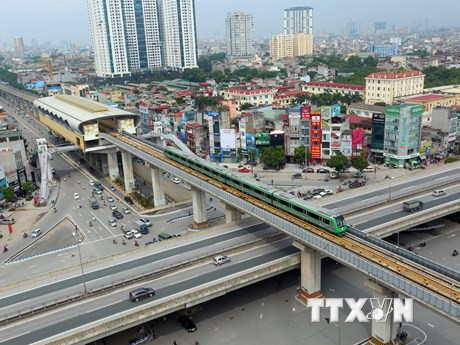 河内吉灵—河东线城铁经过阮廌街—阮显街 越通社记者 辉雄 摄