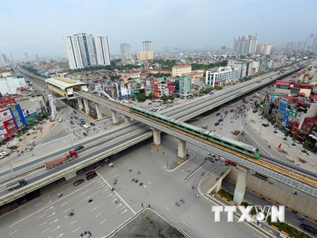 河内吉灵—河东线城铁经过阮廌街—阮显街 越通社记者 辉雄 摄