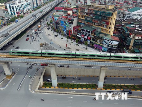 河内吉灵—河东线城铁经过阮廌街—阮显街 越通社记者 辉雄 摄
