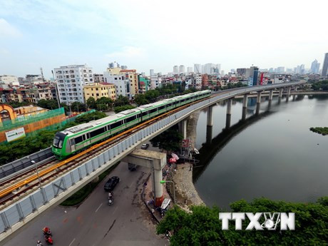 河内吉灵—河东线城铁经过皇球湖 越通社记者 辉雄 摄