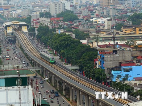 河内吉灵—河东线城铁经过阮廌街 越通社记者 辉雄 摄