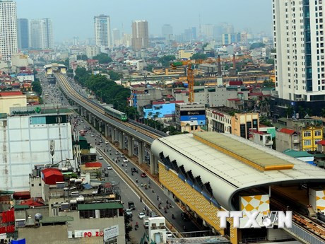 河内吉灵—河东线城铁经过阮廌街 越通社记者 辉雄 摄